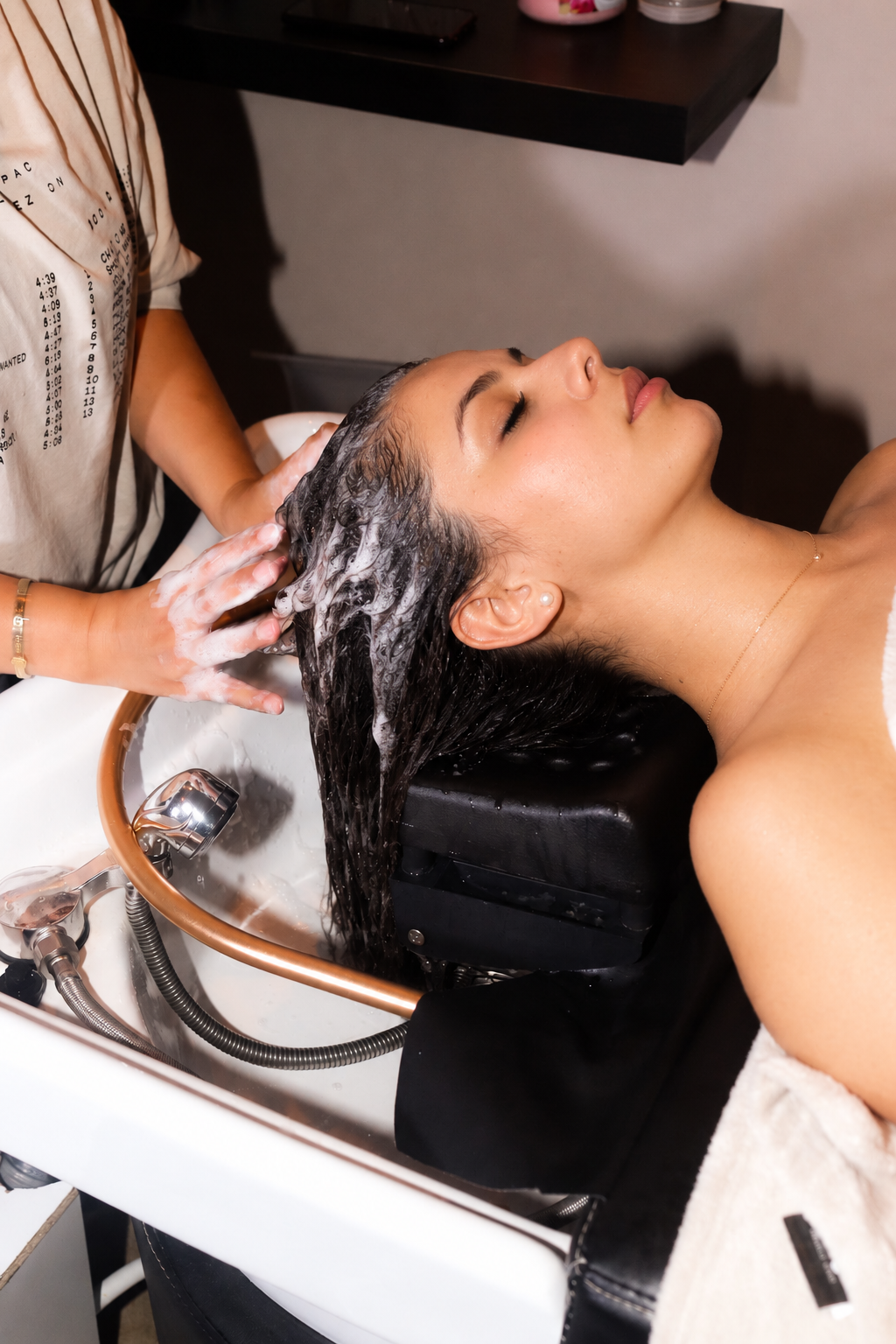 Haar wordt gewassen tijdens een Japanese Head Spa behandeling in Rotterdam