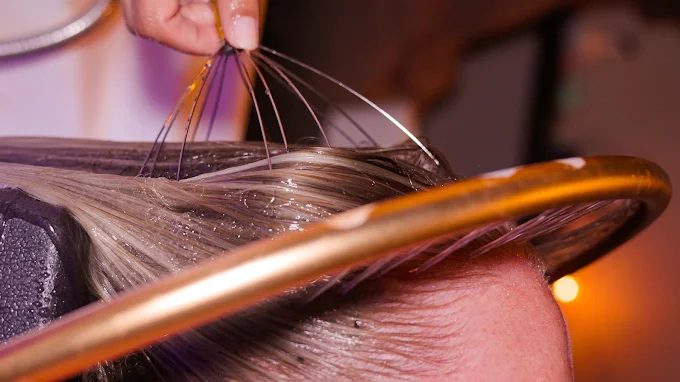 Japanse massagetool wordt over de natte hoofdhuid bewogen tijdens een head spa behandeling