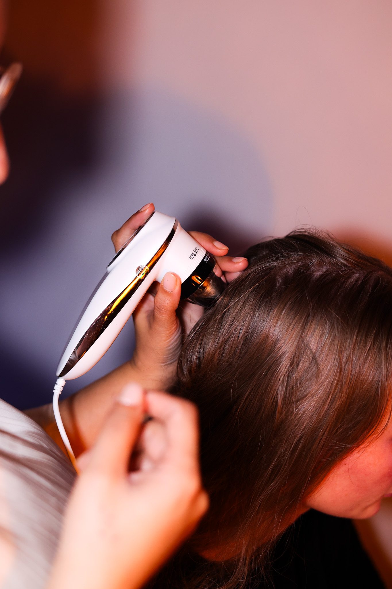 Therapeut behandelt de hoofdhuid met een verzorgingsapparaat bij De Japanese Head Spa Rotterdam