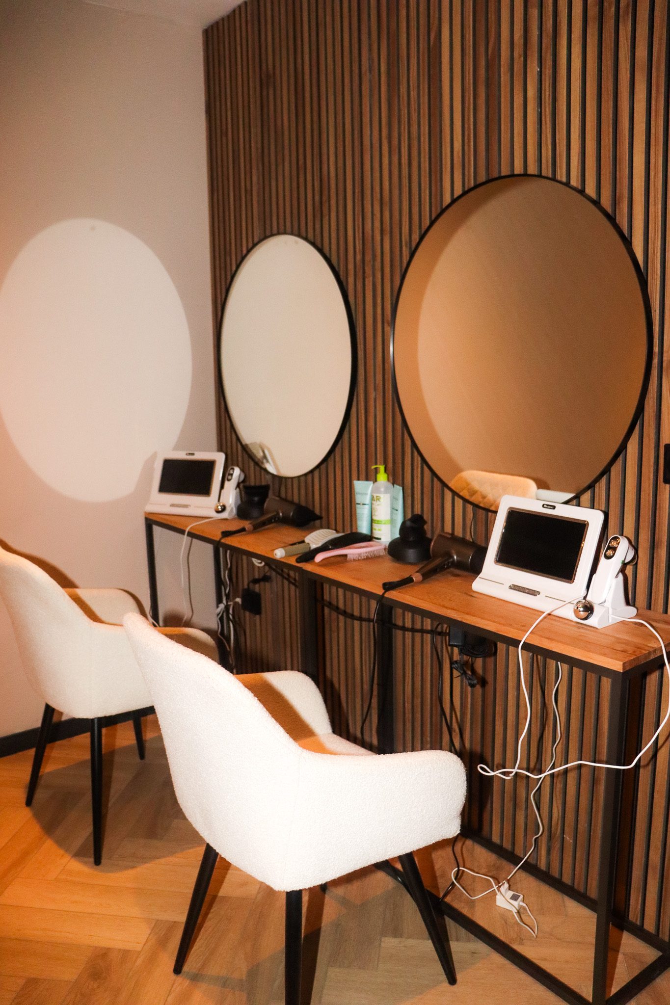 Stylingplekken met ronde spiegels en hoofdhuidcamera's in De Japanese Head Spa Rotterdam