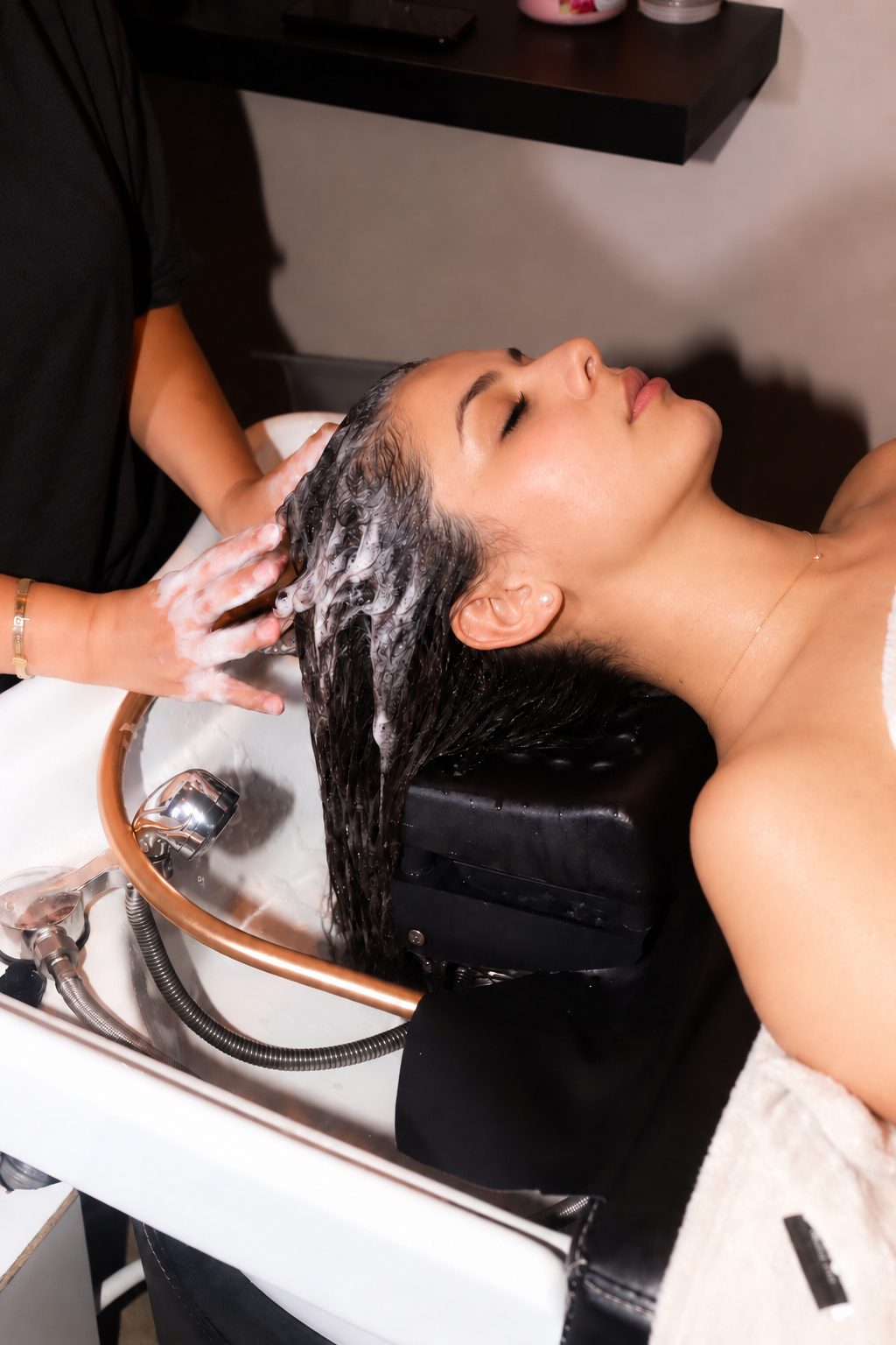 Vrouw geniet van een Japanse haarwassing in het bassin bij De Japanese Head Spa Rotterdam