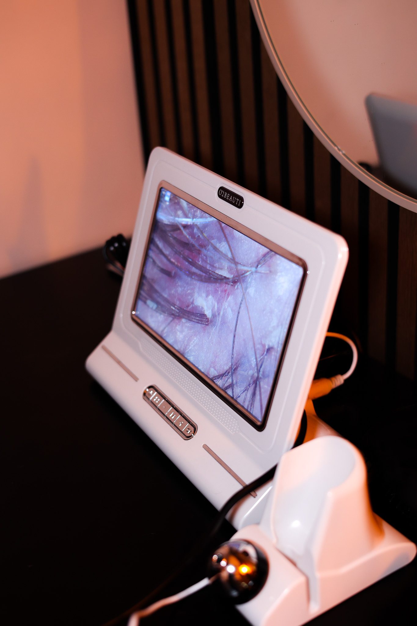 Scherm van de hoofdhuidscanner met een vergroot beeld van hoofdhuid en haarwortels